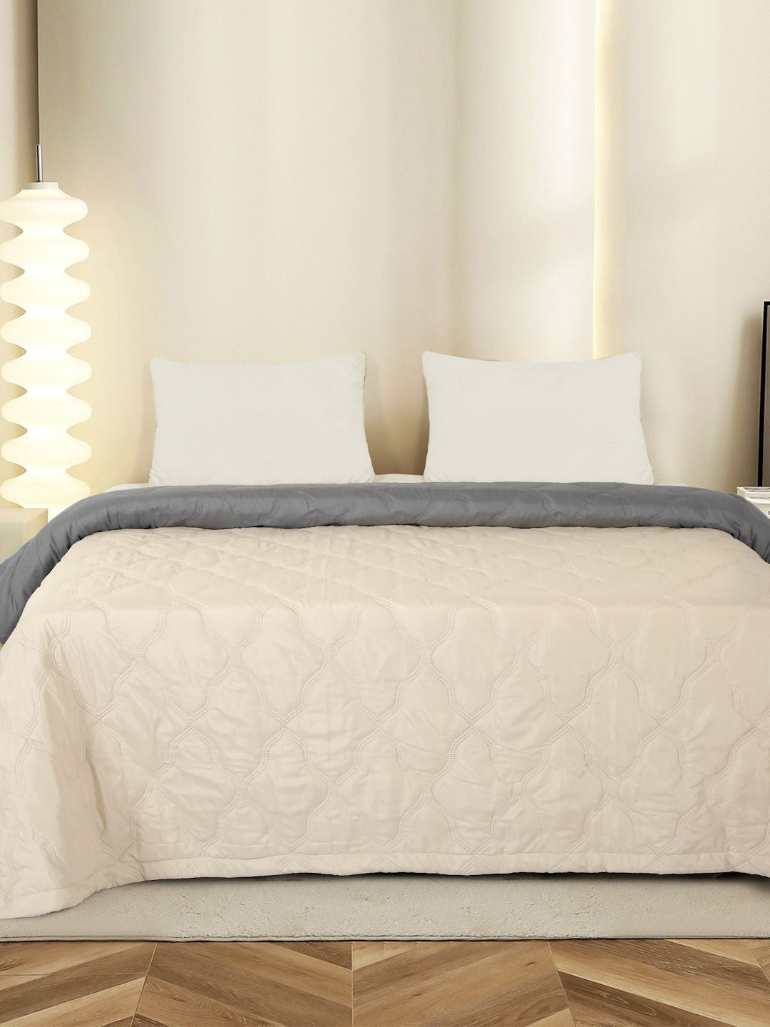 Cream-coloured & grey geometric AC room dohar
