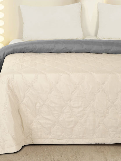 Cream-coloured & grey geometric AC room dohar