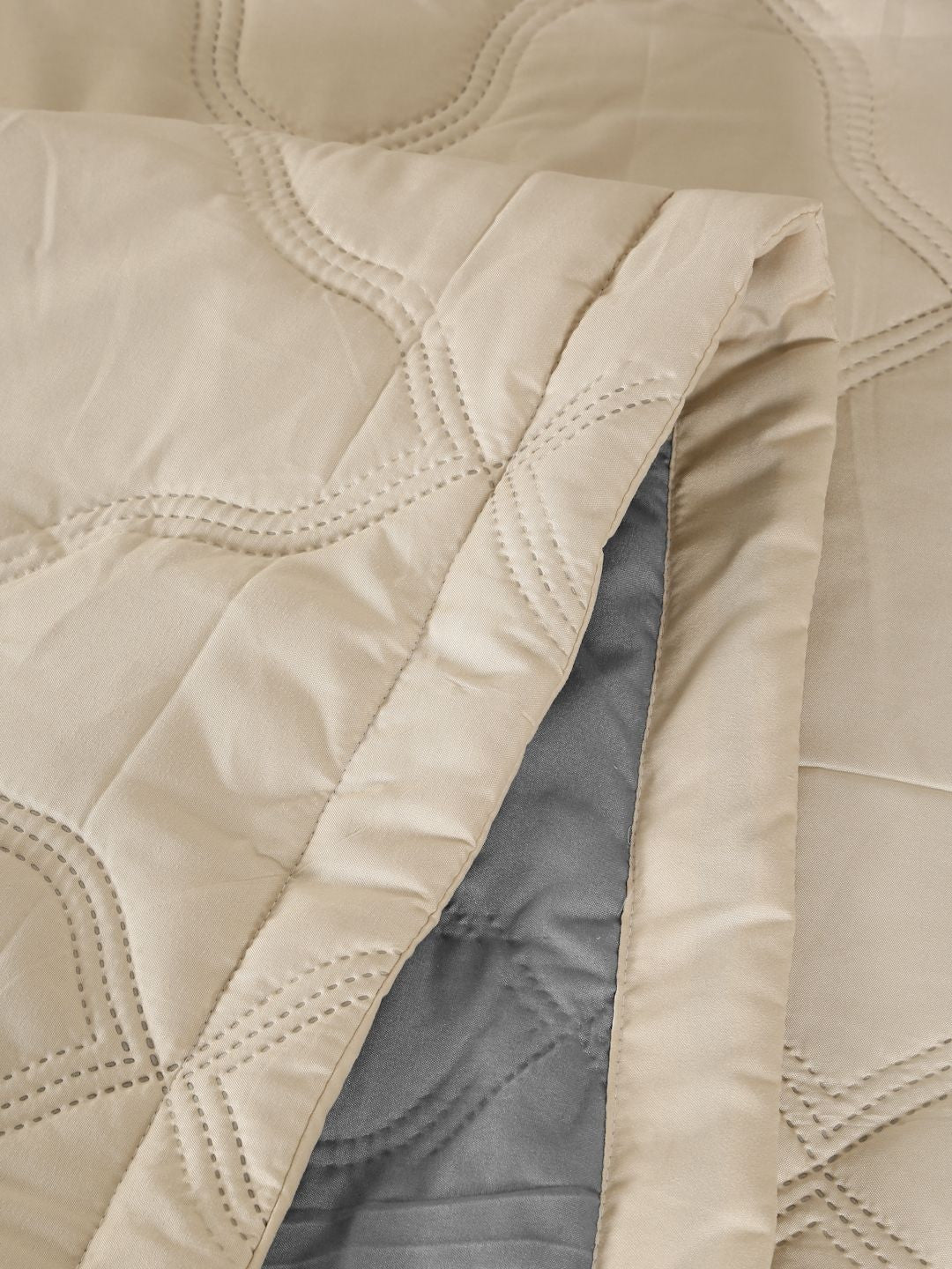 Cream-coloured & grey geometric AC room dohar