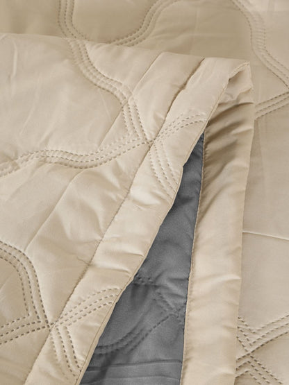 Cream-coloured & grey geometric AC room dohar