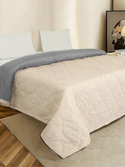 Cream-coloured & grey geometric AC room dohar